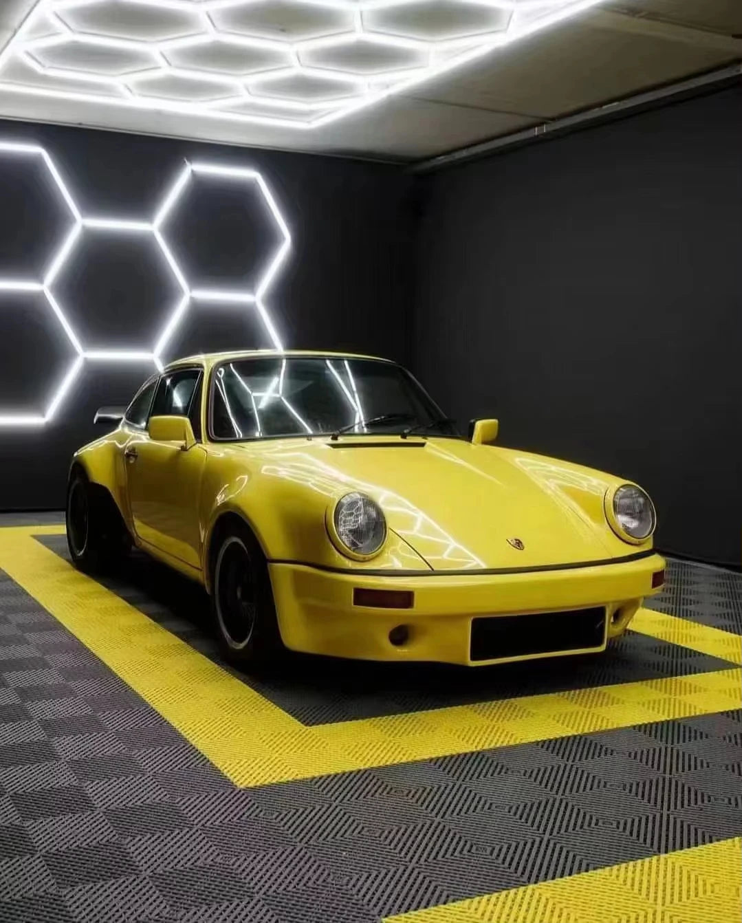 Interlocking Workshop Flooring Modern Free Flow PP Garage Floor Tiles for Home Car Wash Graphic Design Solution